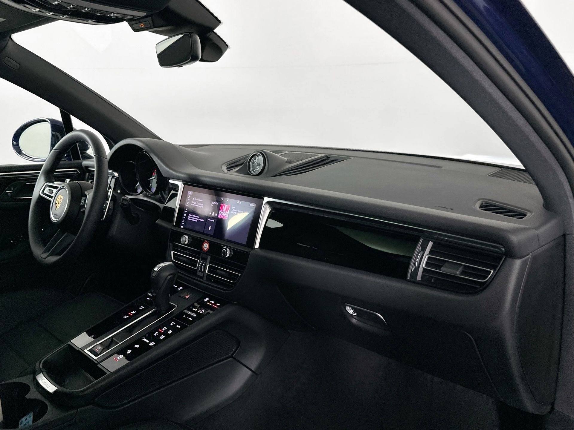 Certified 2025 Porsche Macan image 29