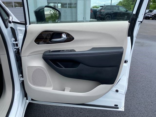 Certified 2024 Chrysler Pacifica Limited FWD image 42