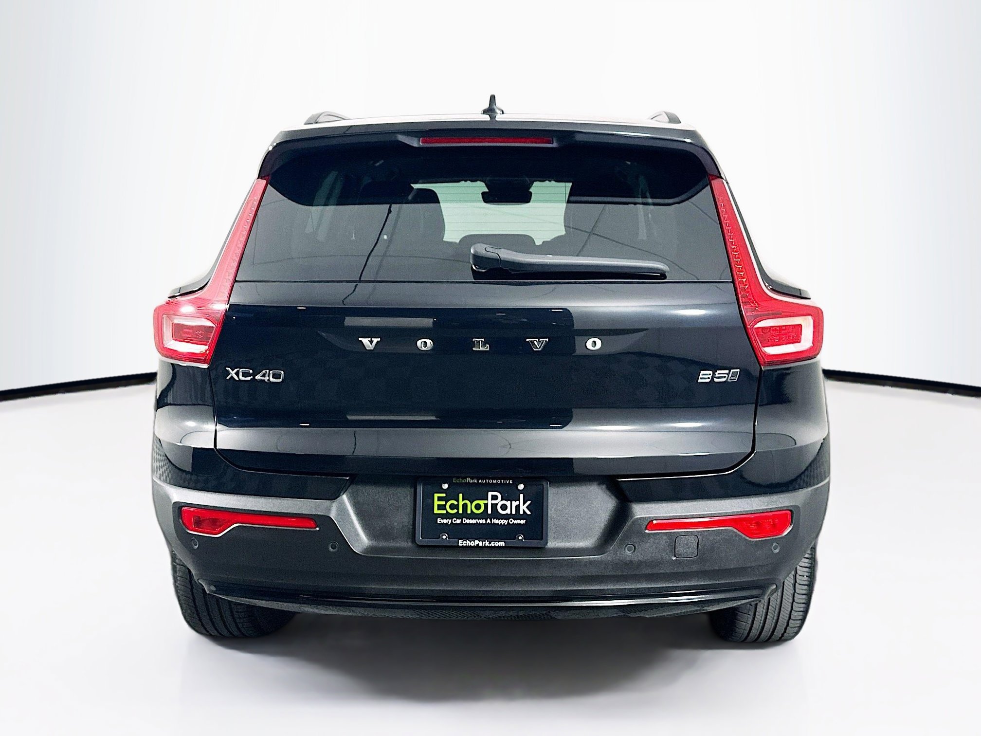 Used 2024 Volvo XC40 B5 Core image 7