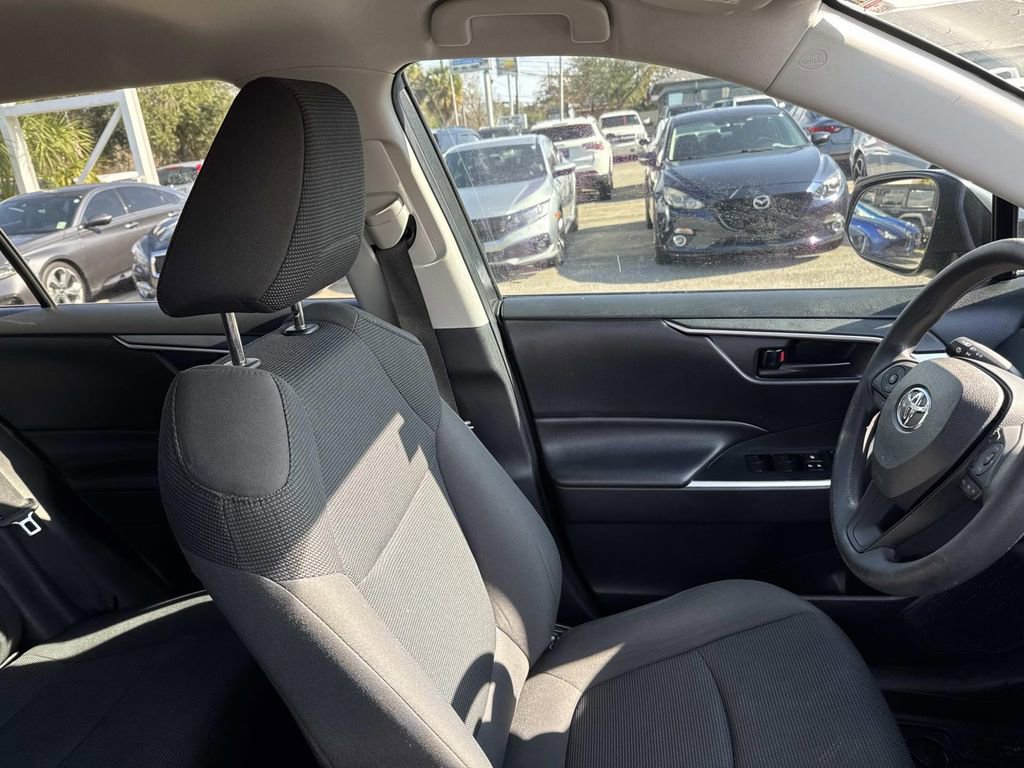 Used 2019 Toyota RAV4 LE image 12