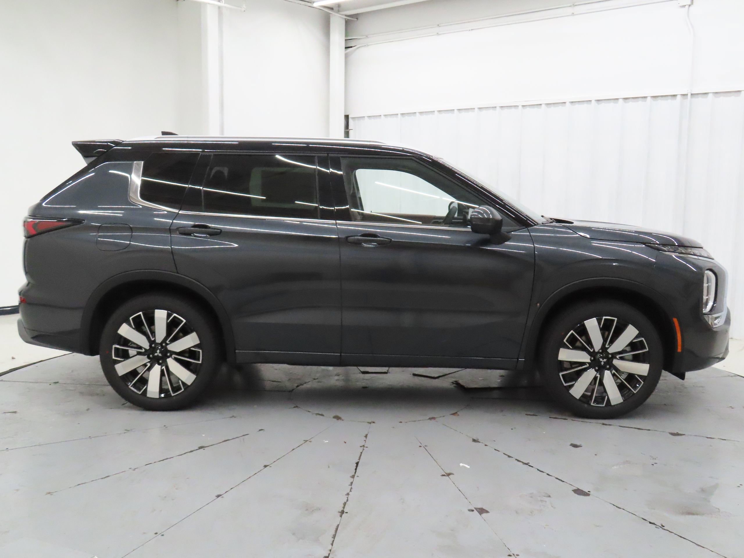 New 2026 Mitsubishi Outlander SEL image 2