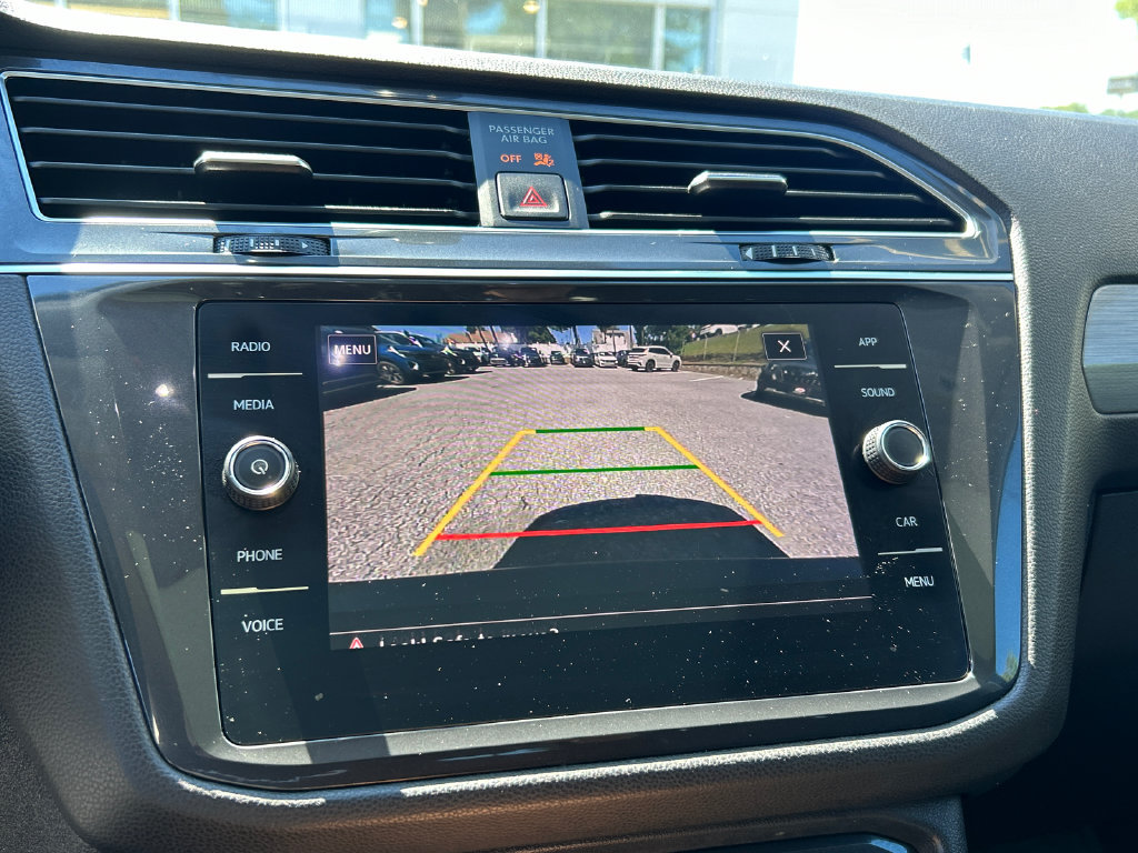 Used 2020 Volkswagen Tiguan SE w/ Panoramic Sunroof Package AWD/4WD image 17