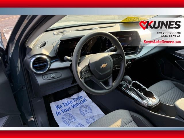 Used 2025 Chevrolet Trax LT FWD image 26