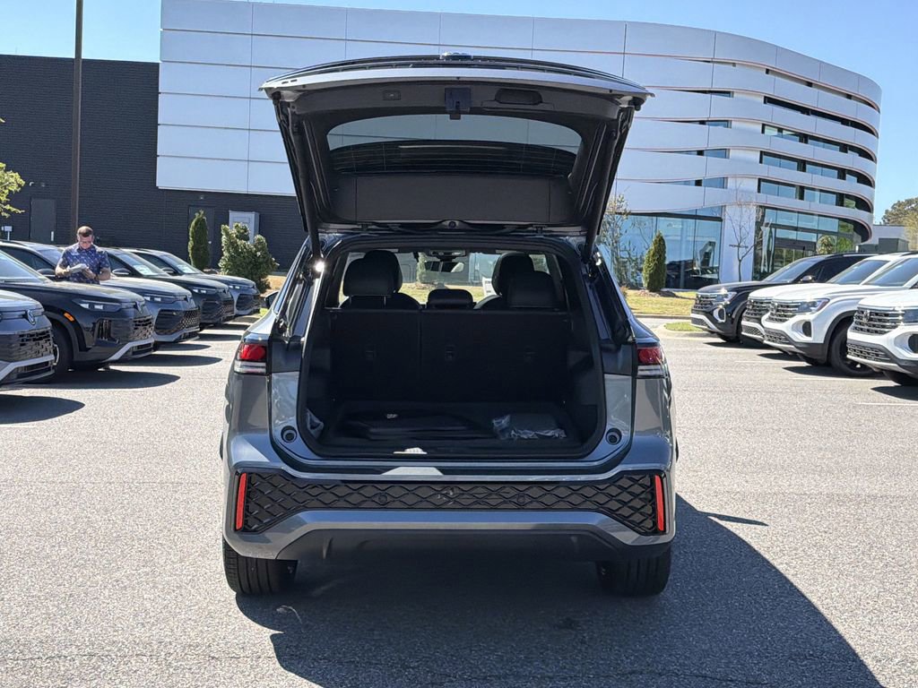 New 2026 Volkswagen Tiguan SE R-Line FWD image 14