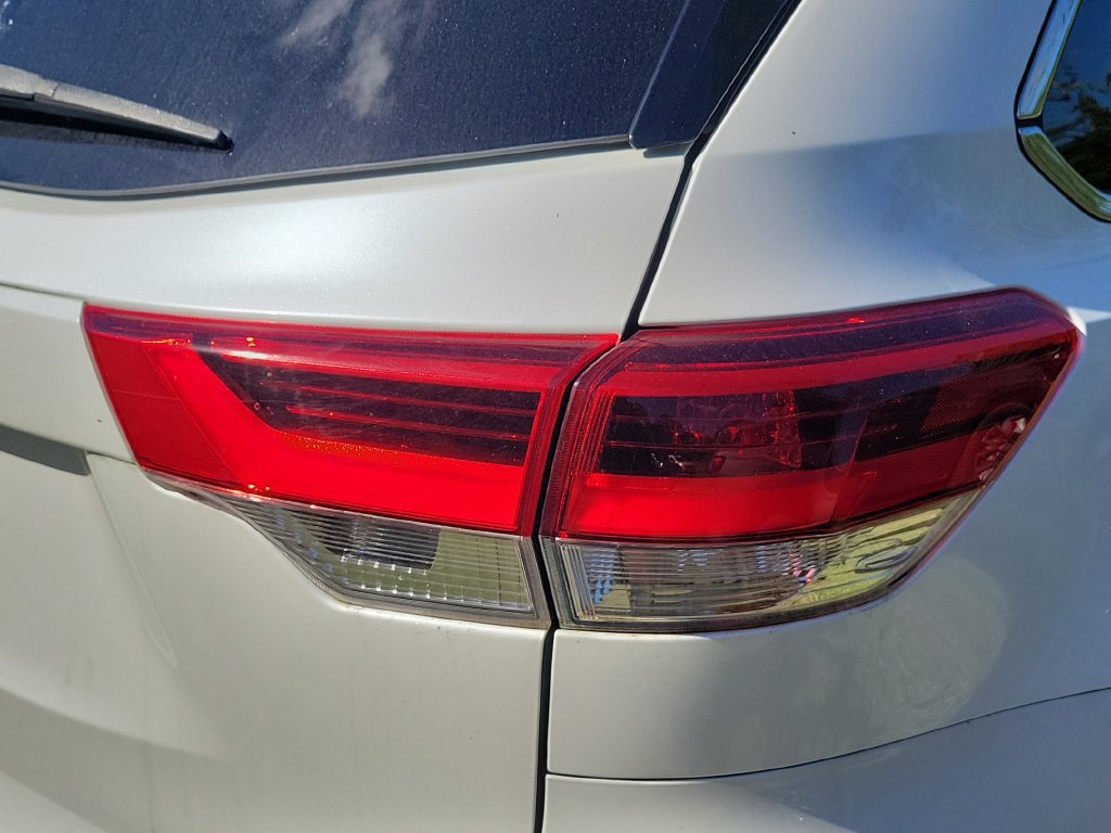 Used 2019 Toyota Highlander Plus AWD/4WD image 16