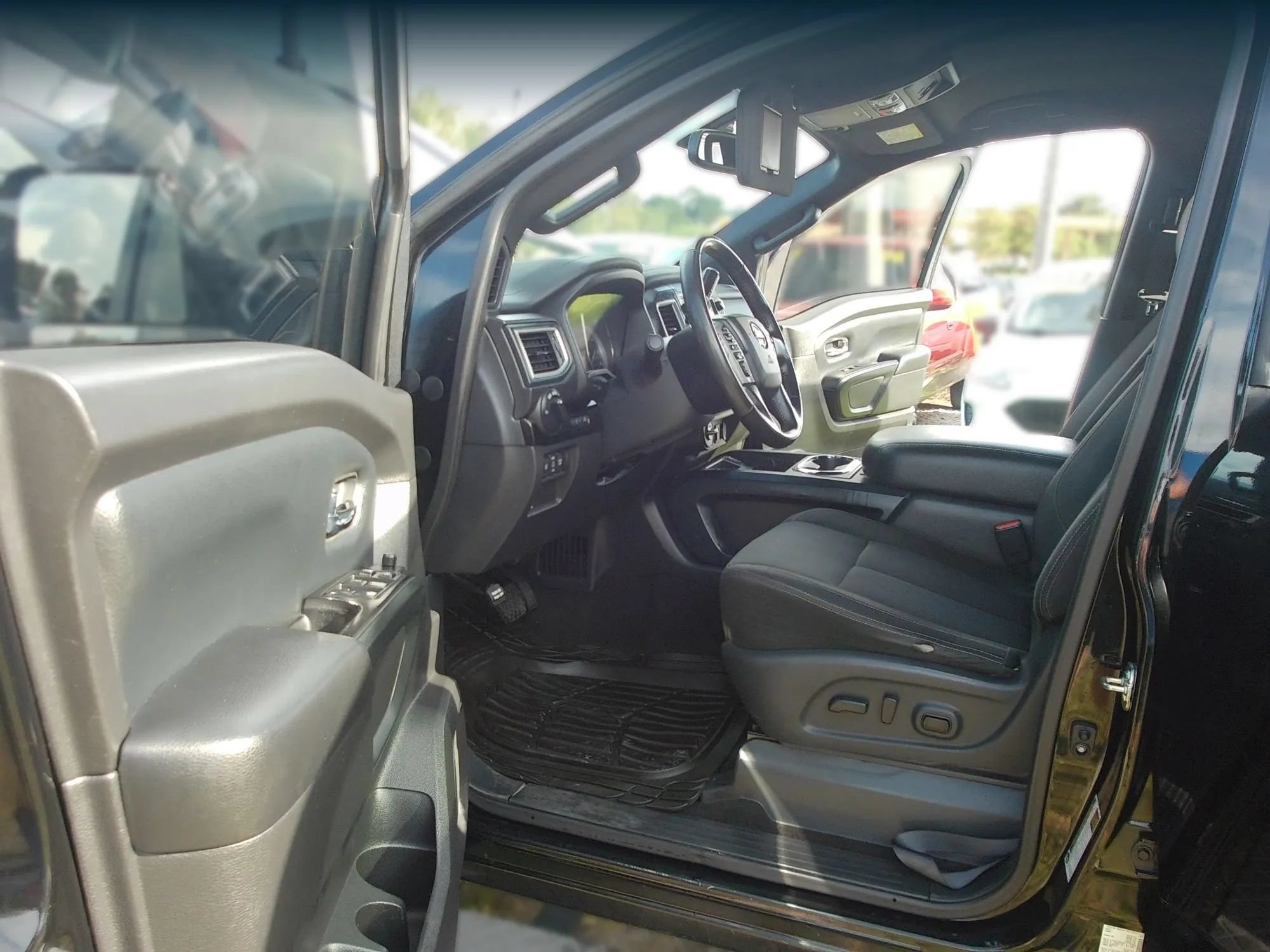 Used 2018 Nissan Titan SV w/ SV Convenience Package AWD/4WD image 10