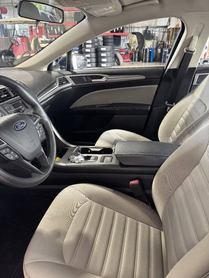 Used 2018 Ford Fusion S FWD image 4