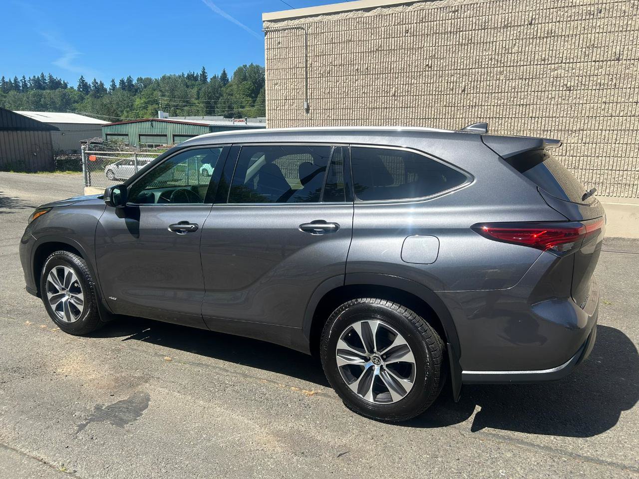 Used 2022 Toyota Highlander XLE AWD/4WD image 7