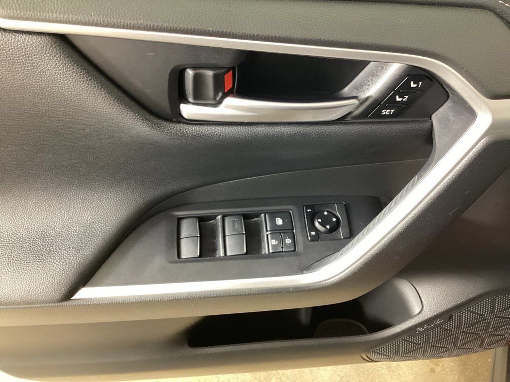 Used 2020 Toyota RAV4 Limited AWD/4WD image 13