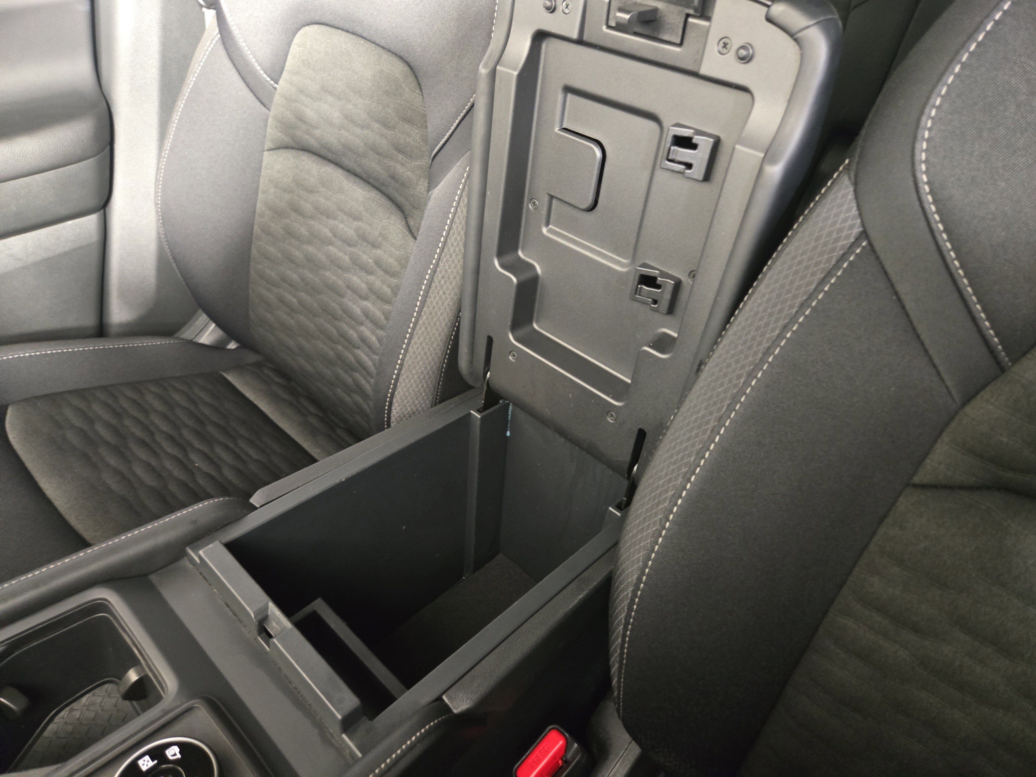 Used 2024 Nissan Pathfinder S image 27