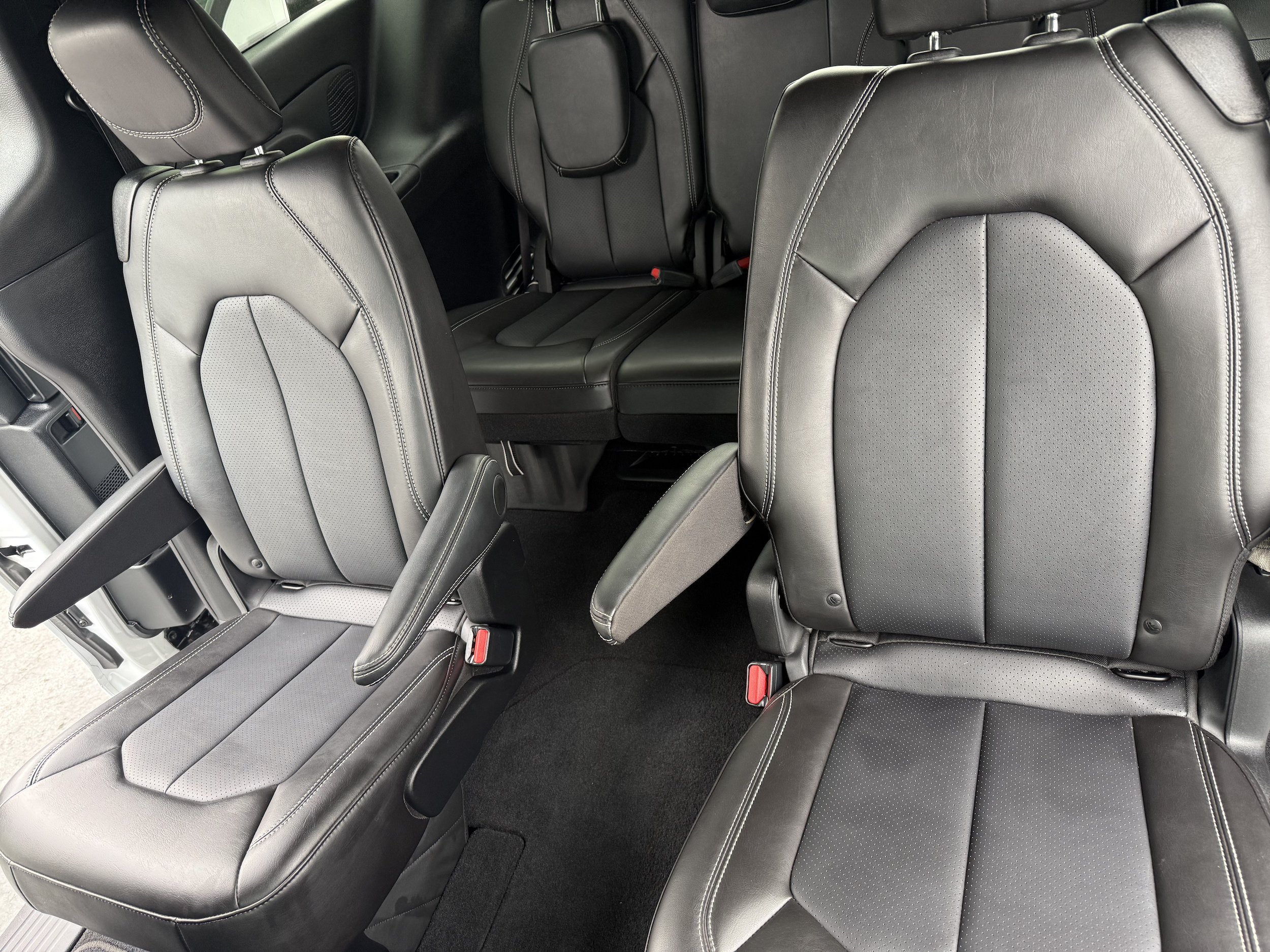 Used 2025 Chrysler Pacifica Select FWD image 17