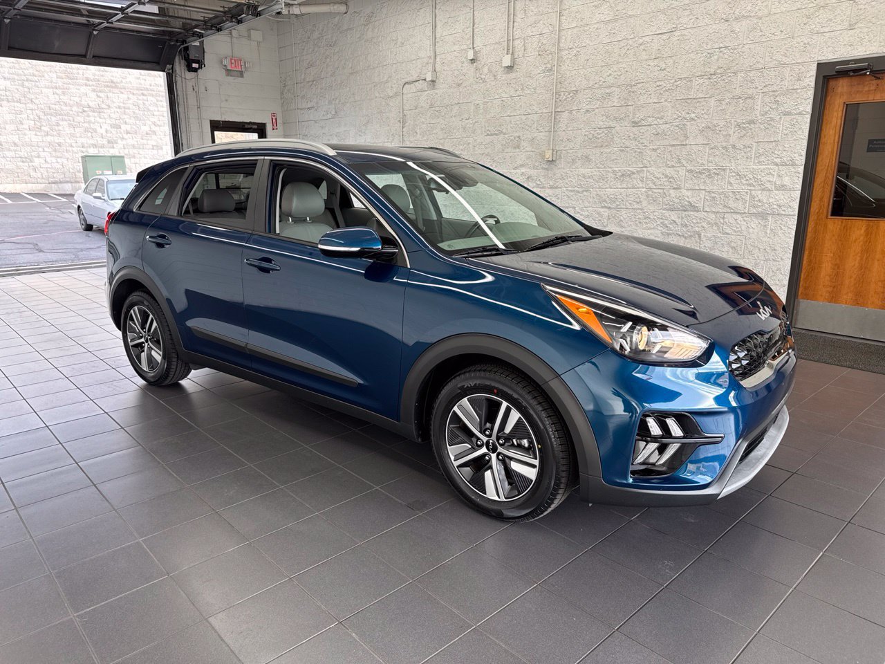 Used 2022 Kia Niro EX Premium FWD image 1