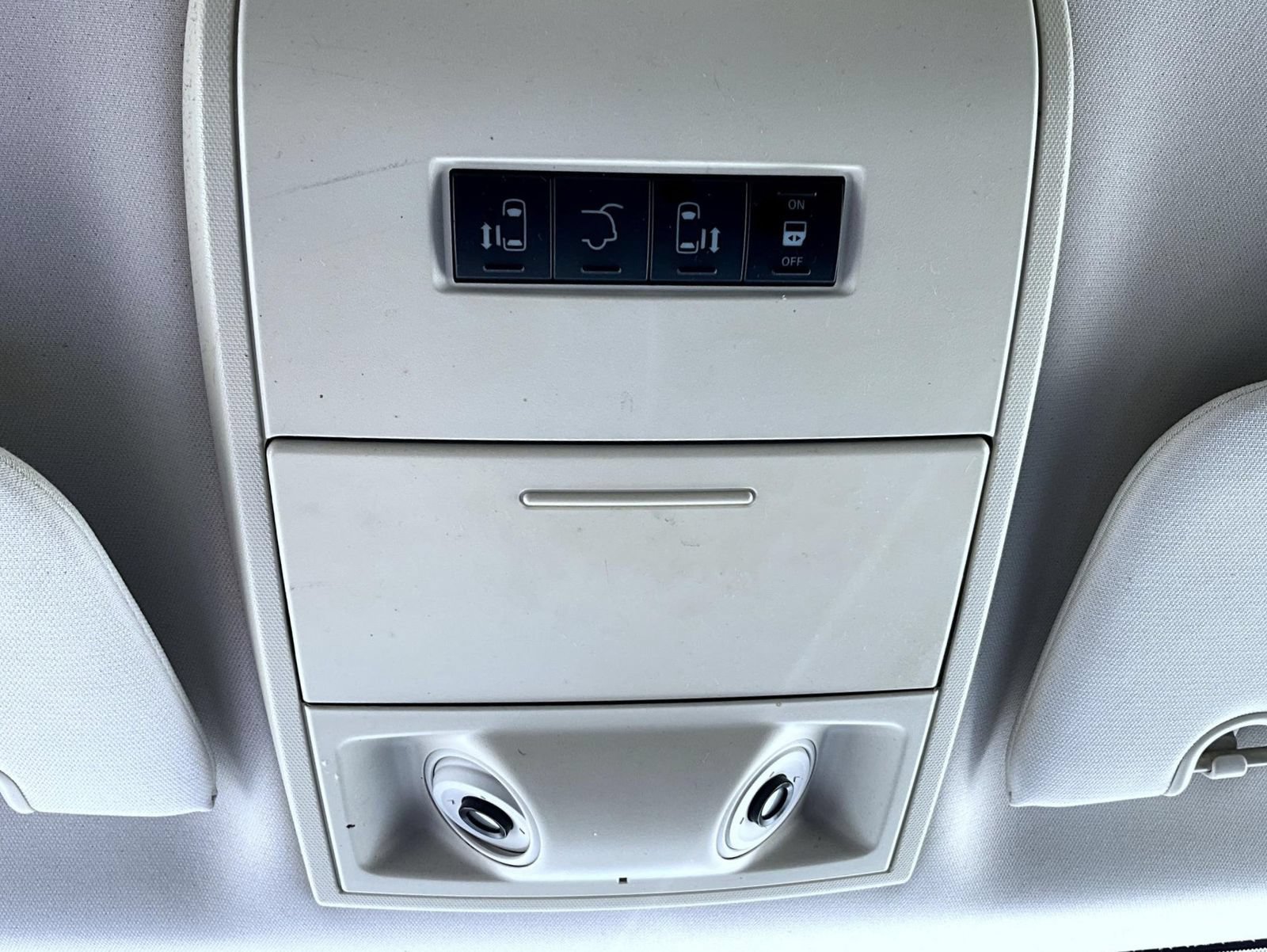 Used 2010 Chrysler Town & Country Touring w/ Entertainment Group #2 FWD image 16