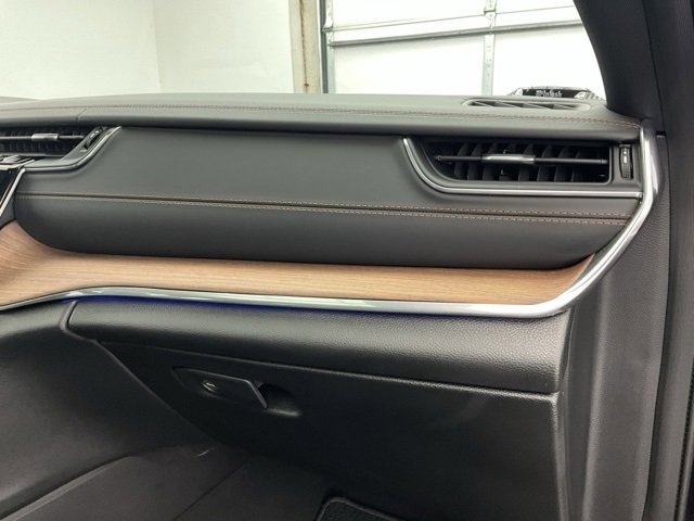 Used 2022 Jeep Grand Cherokee Summit w/ Luxury Tech Group V image 12