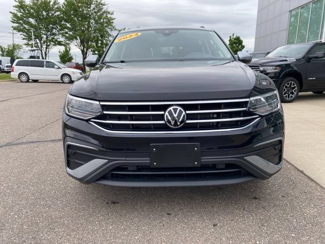 Used 2024 Volkswagen Tiguan Wolfsburg Edition AWD/4WD image 2