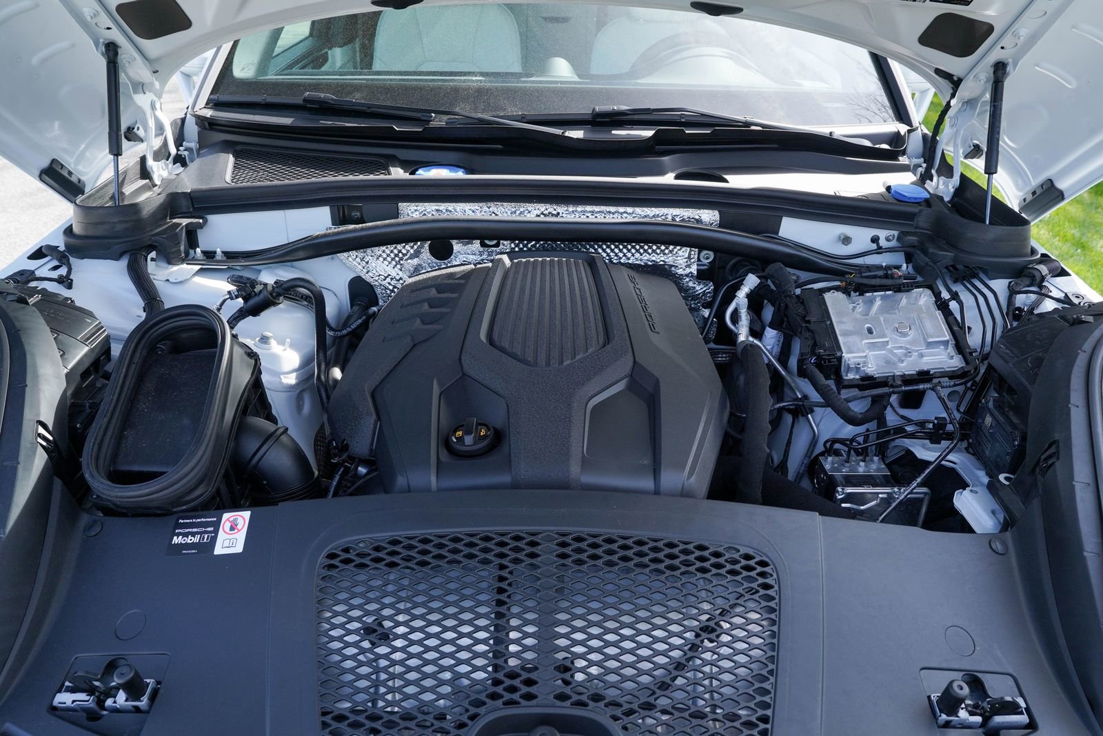 Certified 2025 Porsche Macan image 17