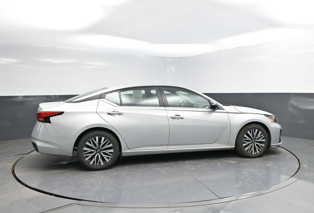 Used 2025 Nissan Altima 2.5 SV FWD image 8