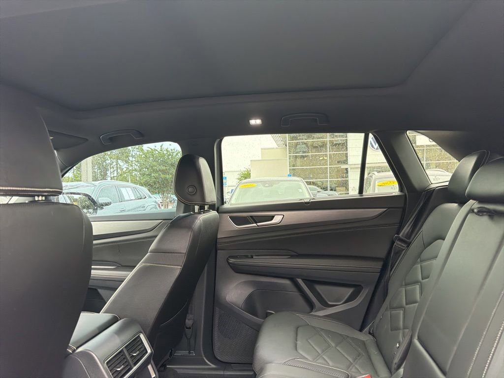 Certified 2025 Volkswagen Atlas Cross Sport SE w/ Panoramic Sunroof Package AWD/4WD image 15