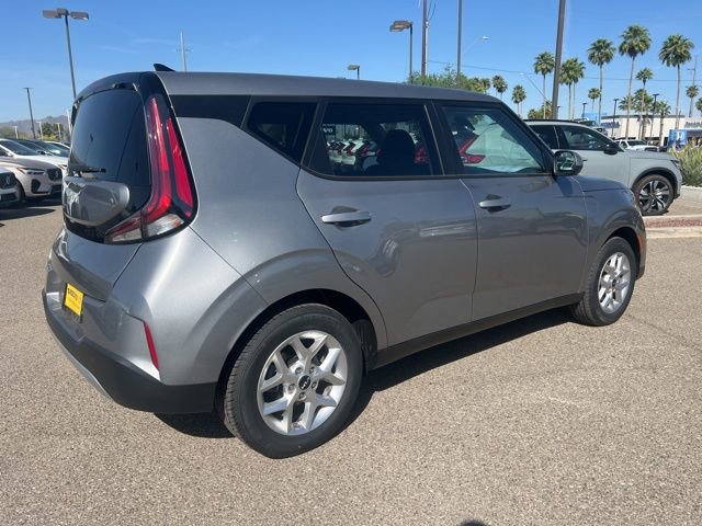 Used 2025 Kia Soul LX w/ LX Technology Package FWD image 4