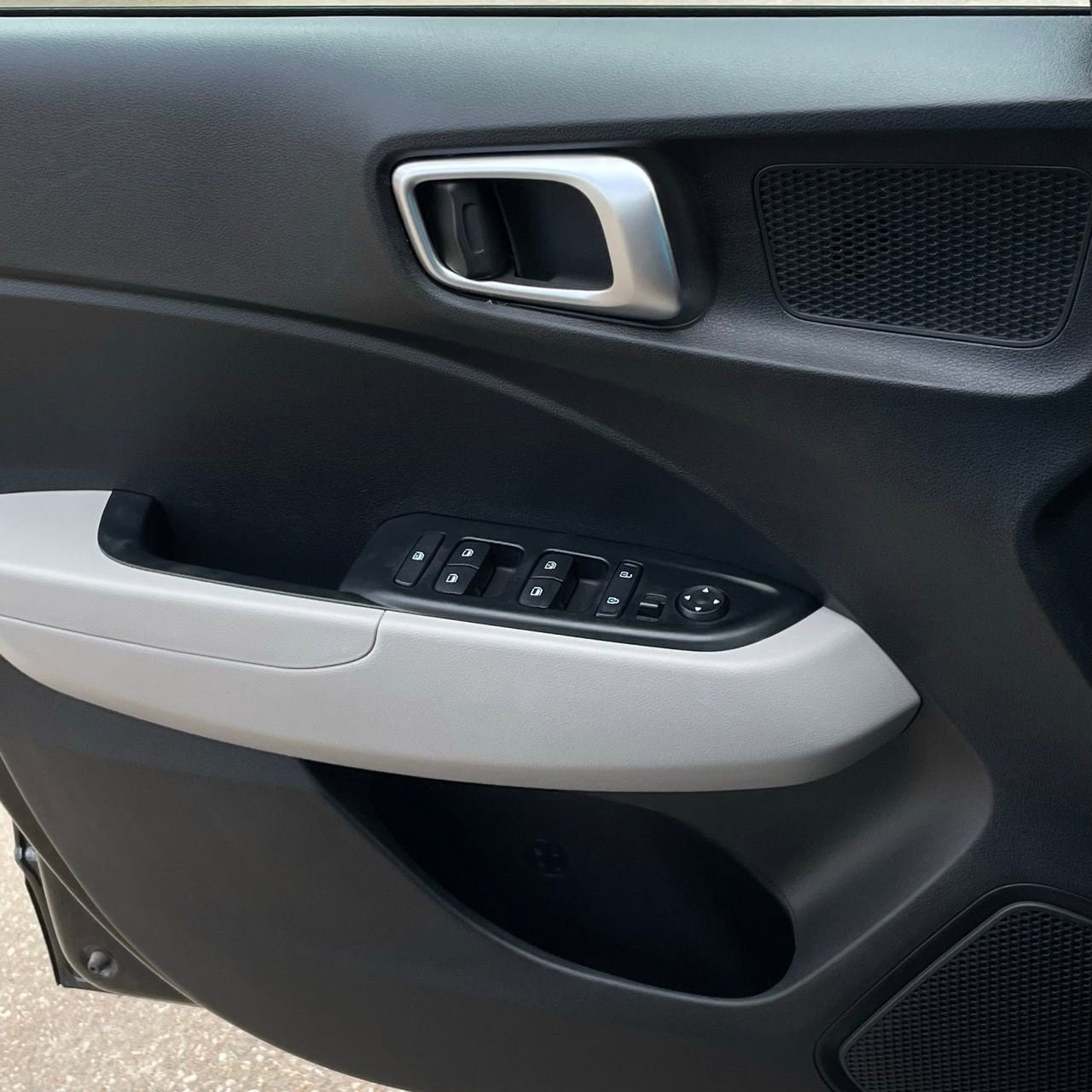 Used 2025 Hyundai Venue SEL FWD image 20