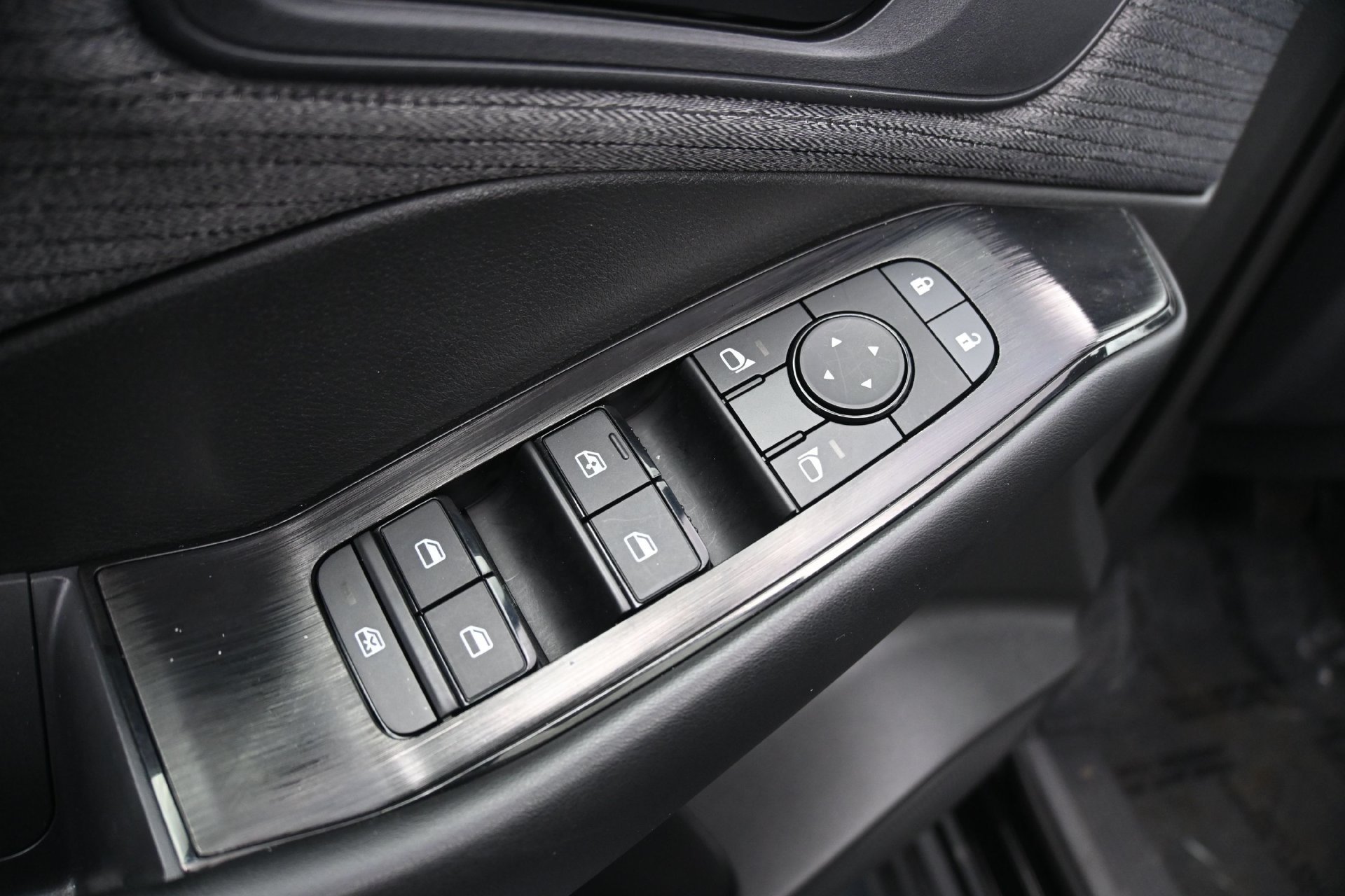 Used 2023 Nissan Rogue S AWD/4WD image 18