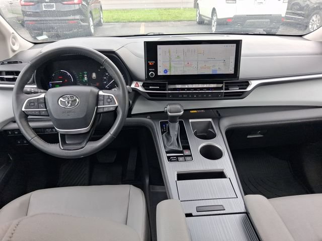Used 2025 Toyota Sienna XLE w/ XLE Plus Package FWD image 8