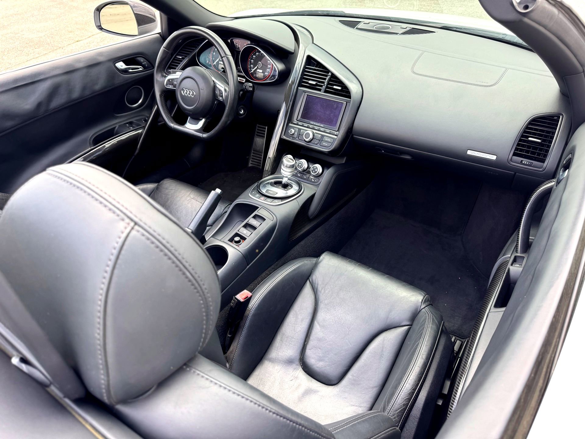 Used 2011 Audi R8 V10 w/ Enhanced Leather Pkg image 22