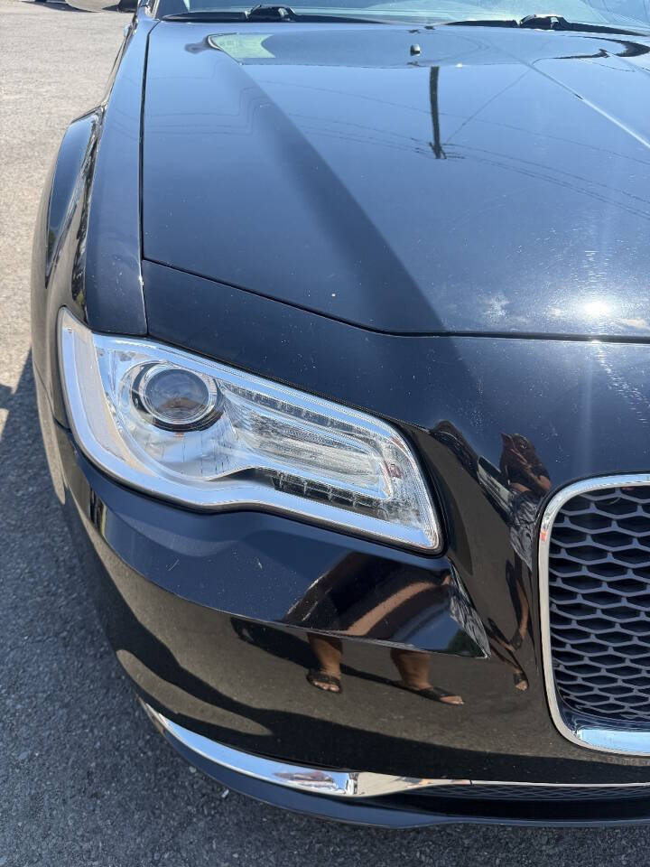 Used 2017 Chrysler 300 C RWD image 28