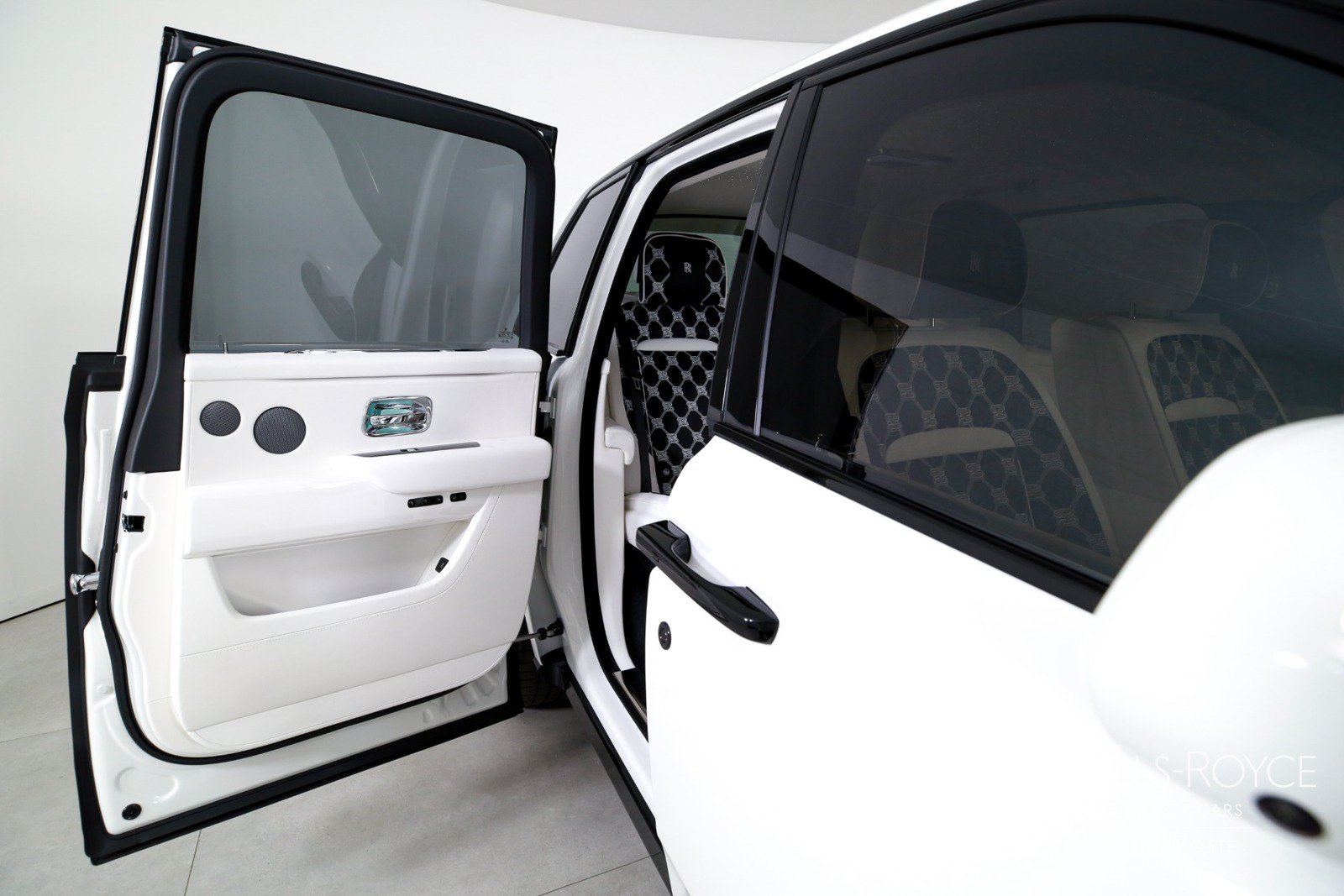 Used 2026 Rolls-Royce Cullinan AWD/4WD image 30