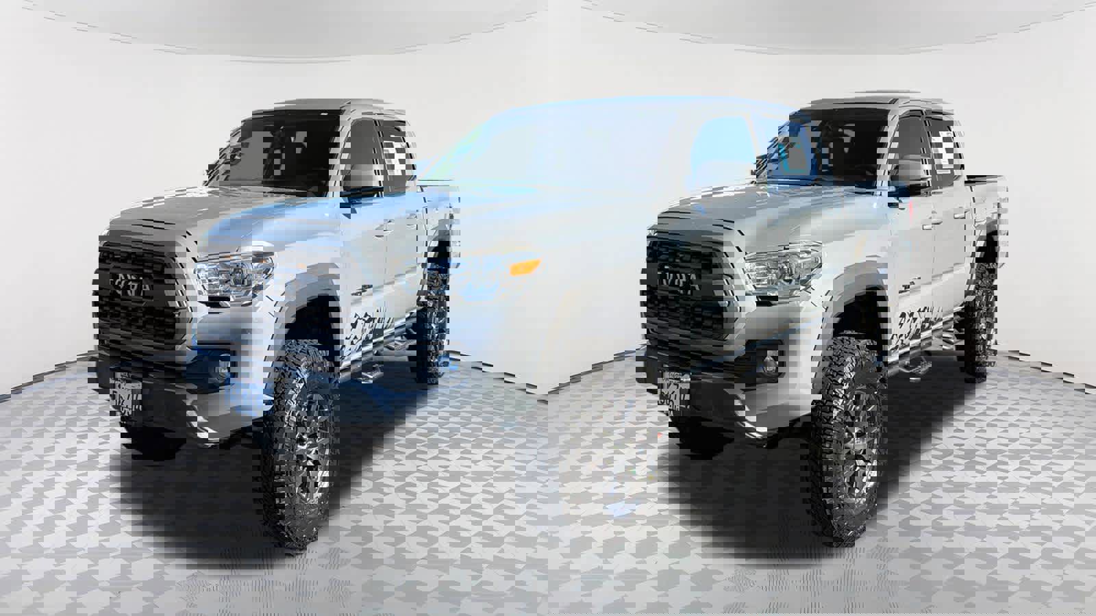 Used 2020 Toyota Tacoma SR5 RWD image 1