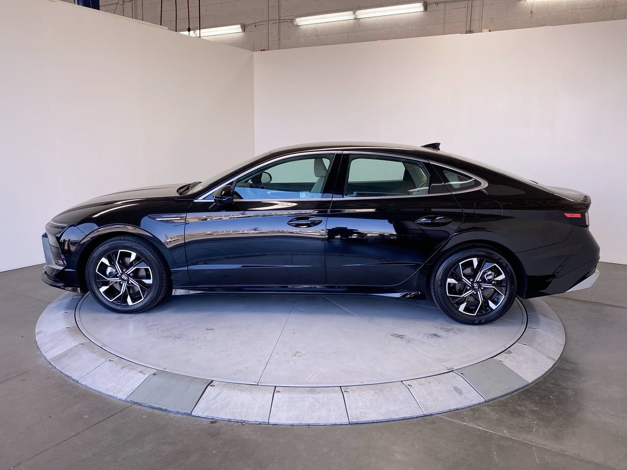 Used 2025 Hyundai Sonata SEL FWD image 2