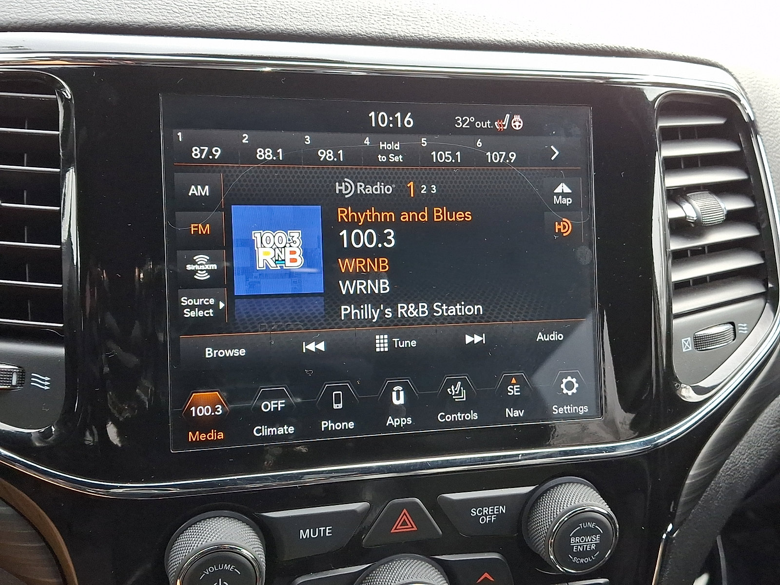 Used 2020 Jeep Grand Cherokee Altitude image 16