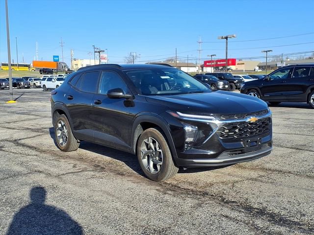Used 2025 Chevrolet Trax LT w/ LT Convenience Package image 6