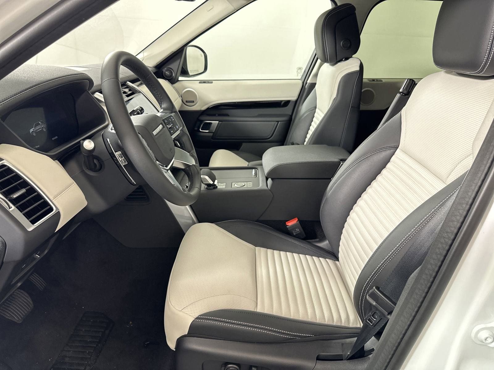 Used 2025 Land Rover Discovery S AWD/4WD image 4