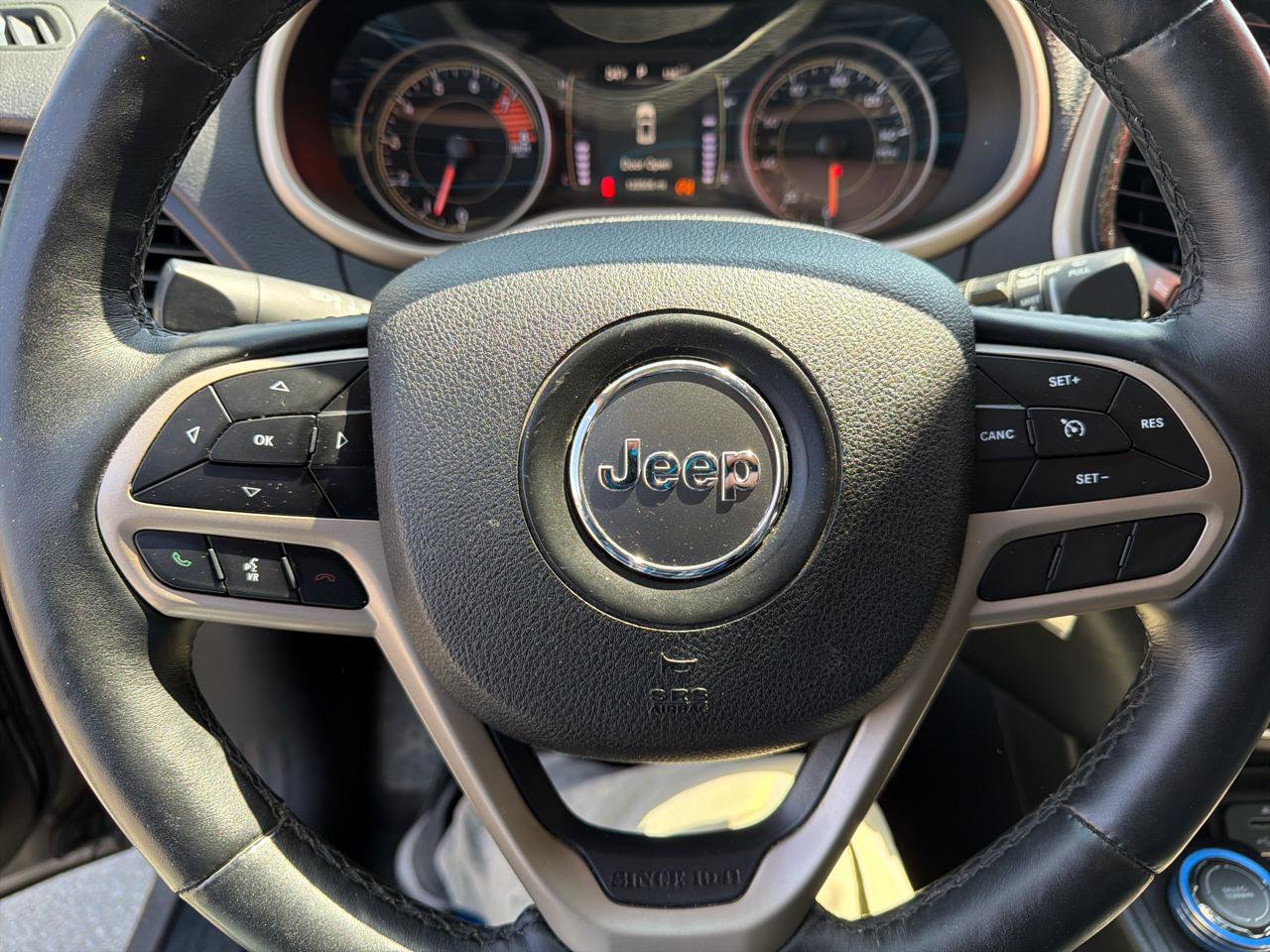 Used 2017 Jeep Cherokee Latitude w/ Cold Weather Group AWD/4WD image 14