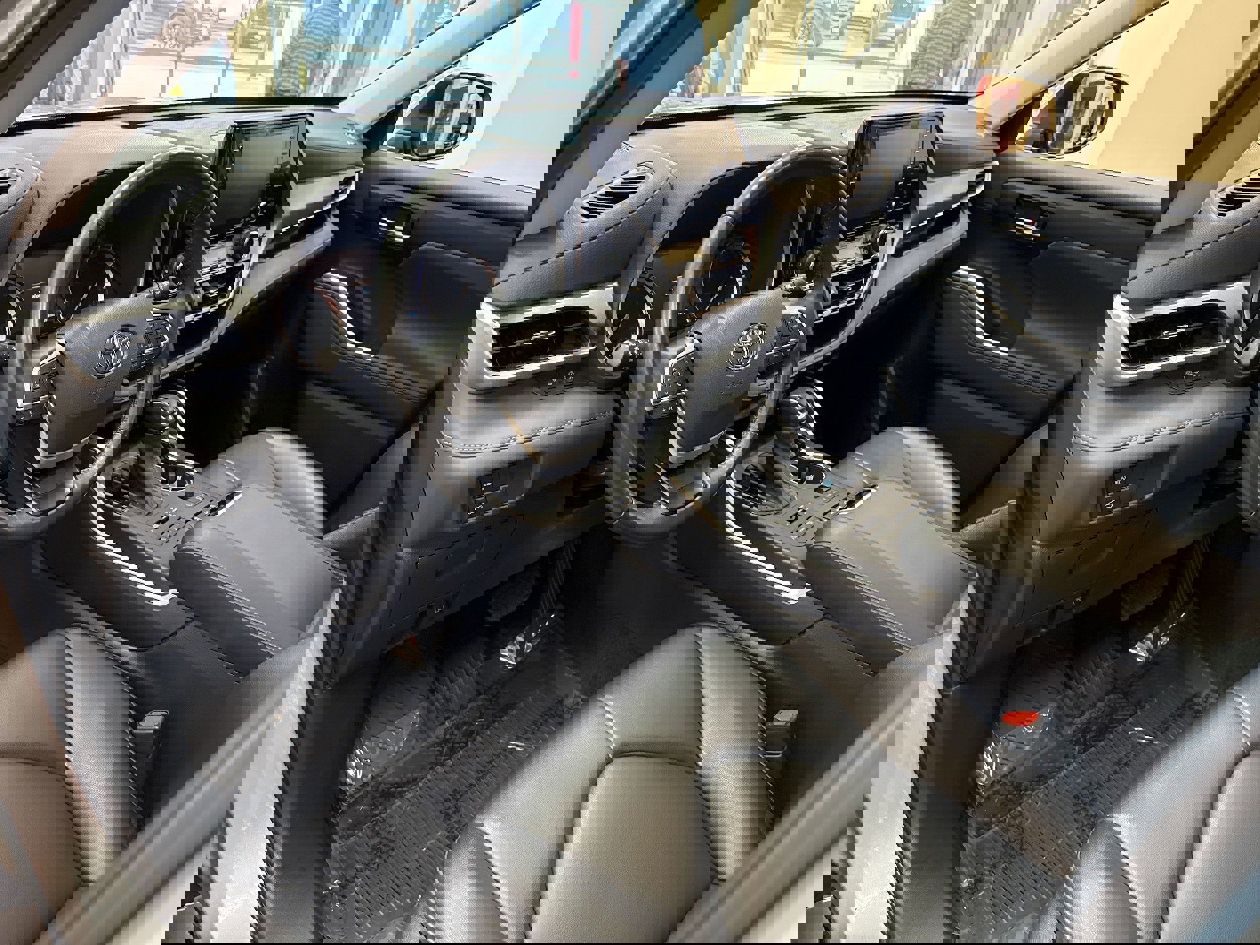 Used 2022 Toyota Highlander XLE image 28