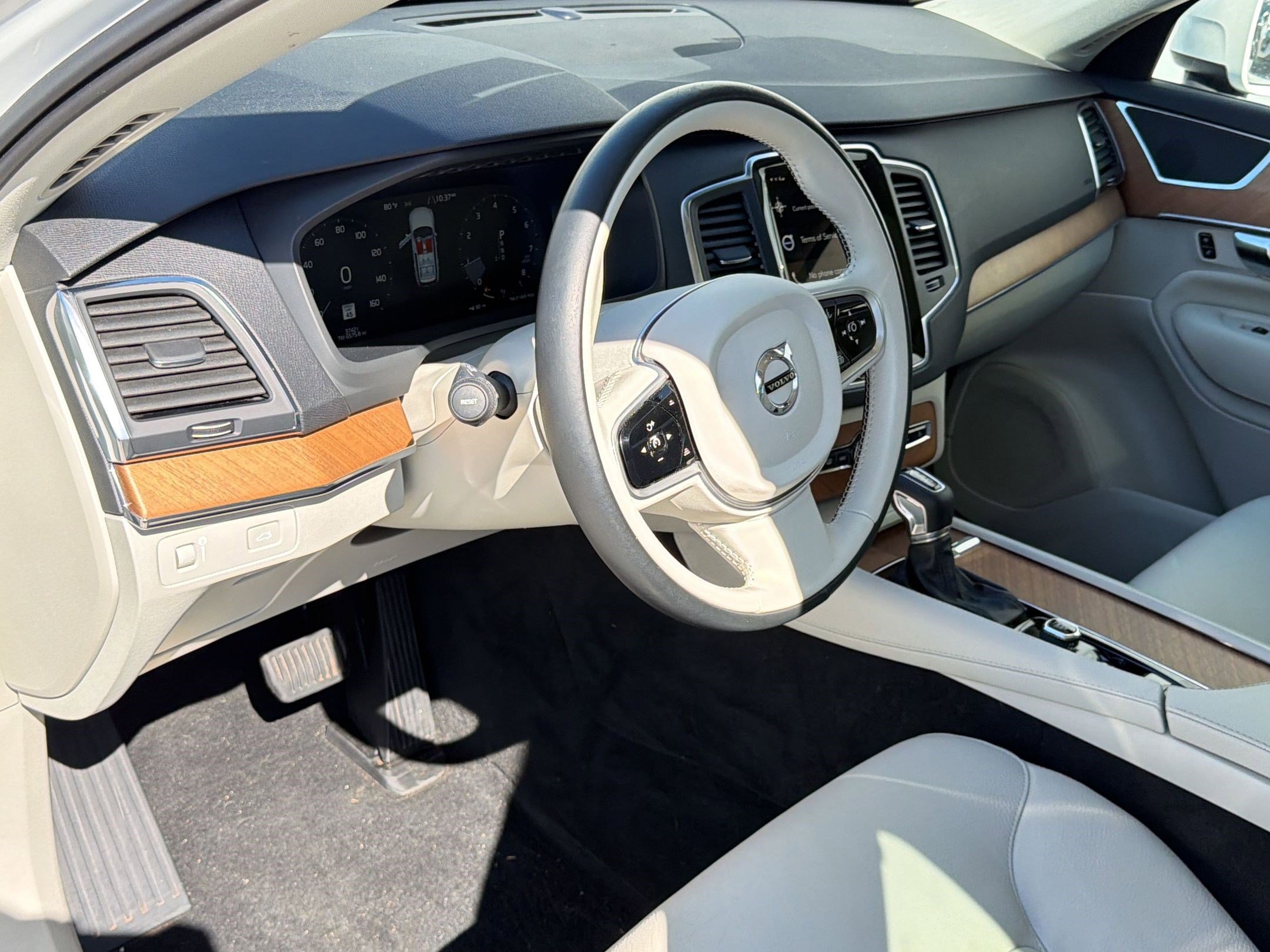 Used 2021 Volvo XC90 T6 Momentum w/ Climate Package AWD/4WD image 4