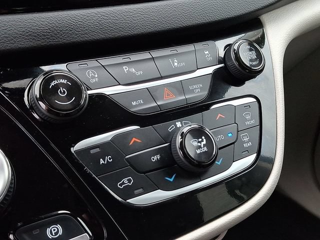 Used 2024 Chrysler Pacifica Touring-L FWD image 16