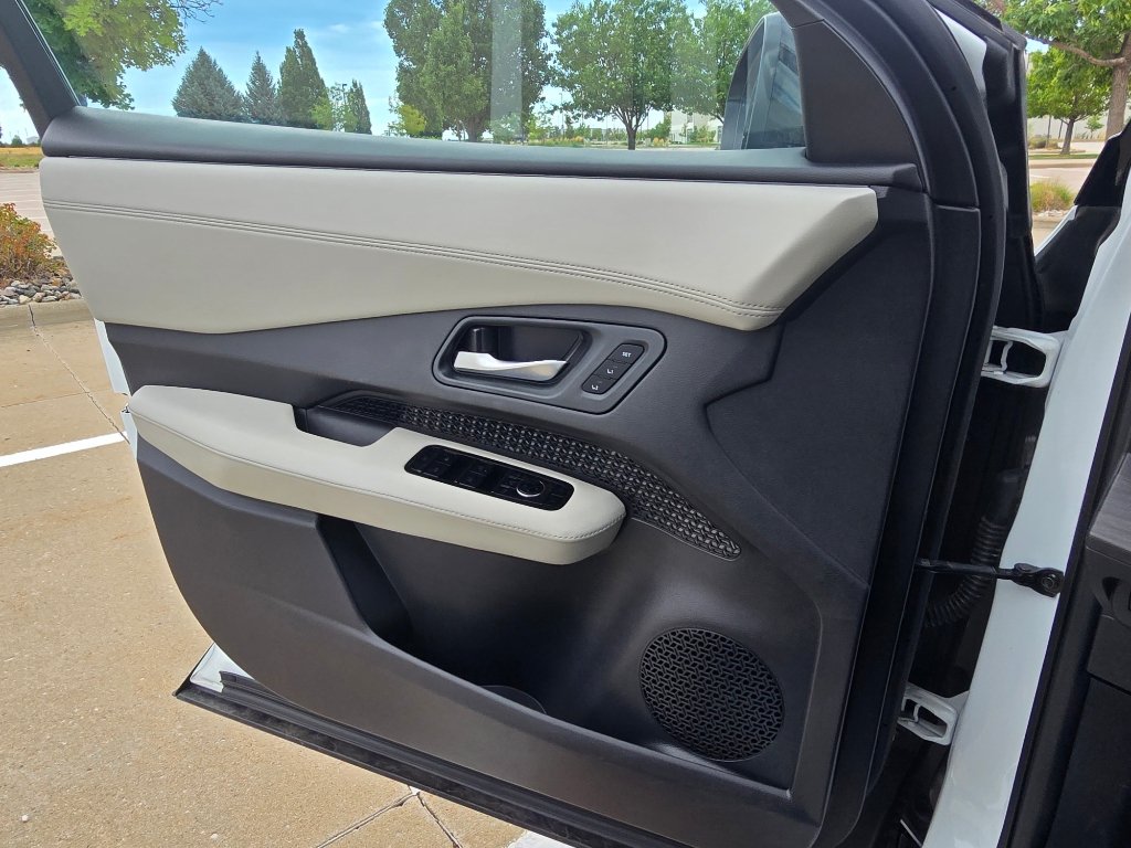 Used 2025 Nissan Ariya FWD image 17