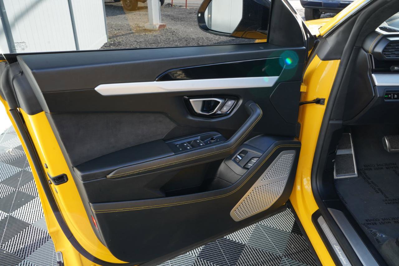 Used 2020 Lamborghini Urus AWD/4WD image 16