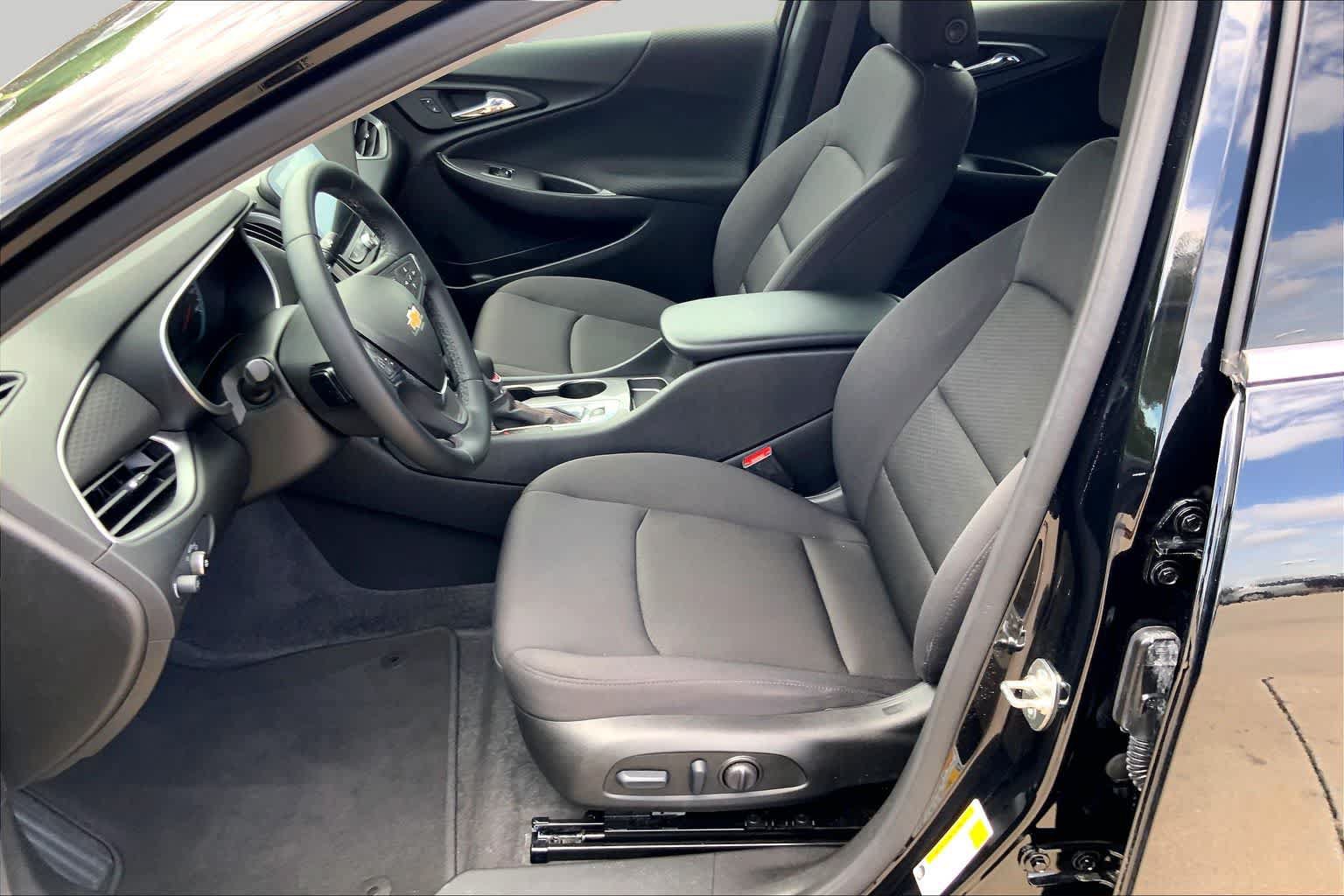 Used 2025 Chevrolet Malibu RS FWD image 8