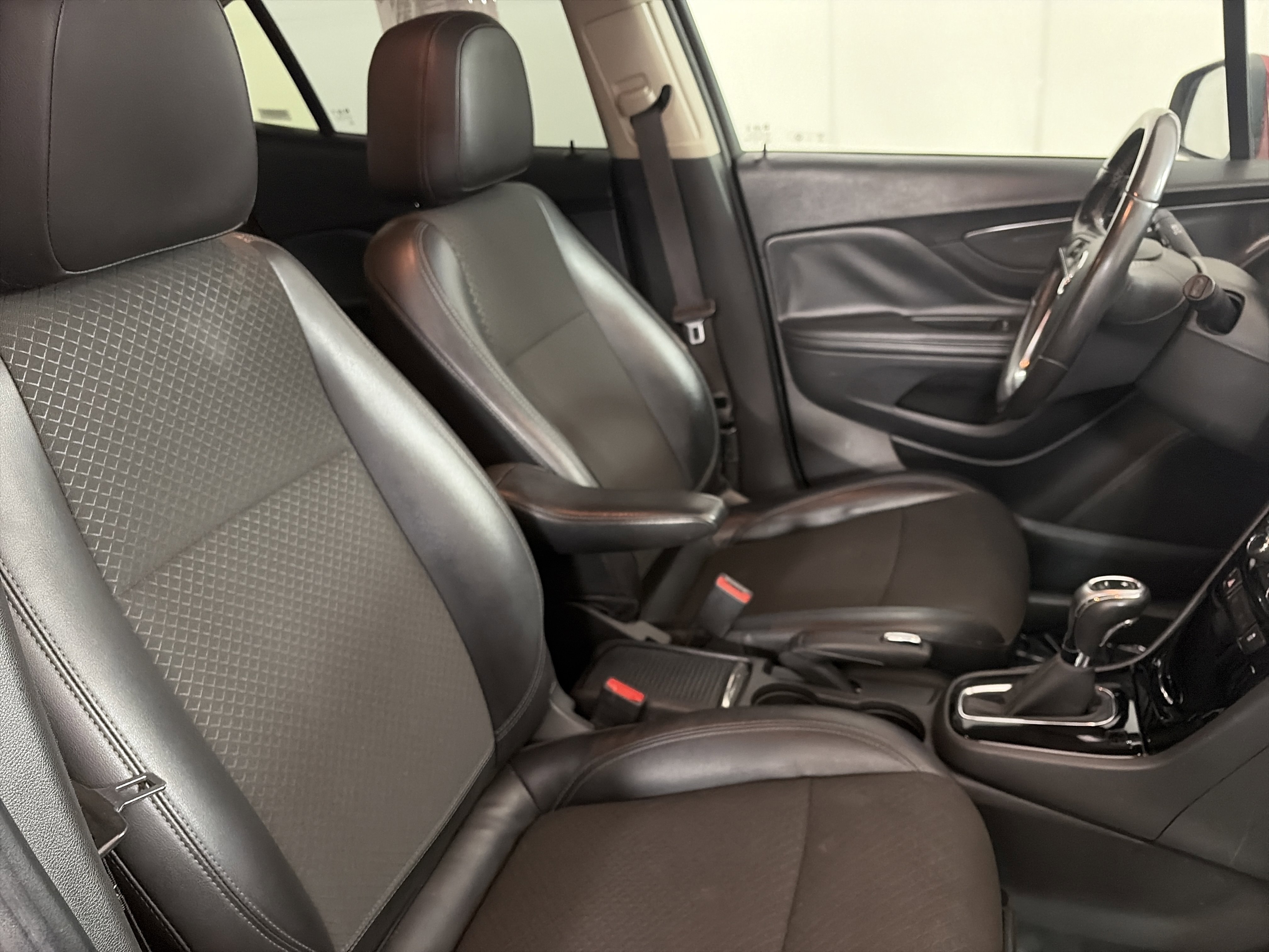 Used 2020 Buick Encore Preferred w/ Safety Package image 30