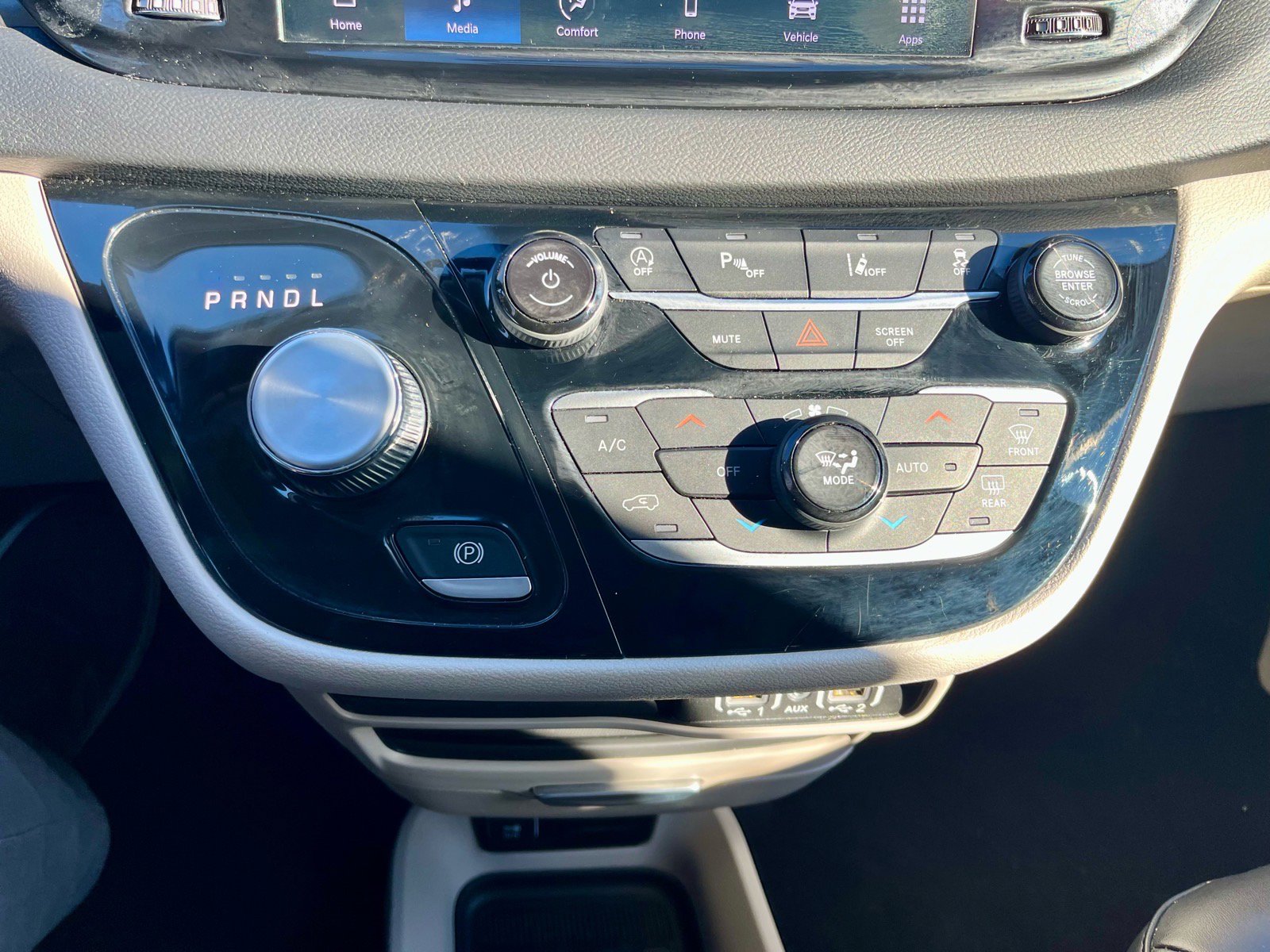 Used 2024 Chrysler Pacifica Touring-L FWD image 25