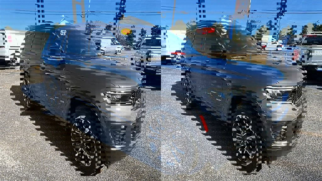 Used 2023 Jeep Grand Cherokee L Overland image 3