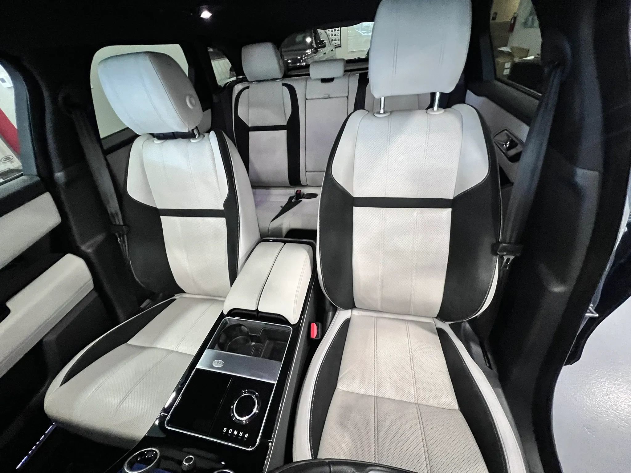 Used 2019 Land Rover Range Rover Velar R-Dynamic SE AWD/4WD image 8
