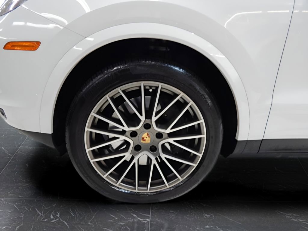 Used 2023 Porsche Cayenne Platinum Edition w/ Towing Package w/o Tow Ball image 10