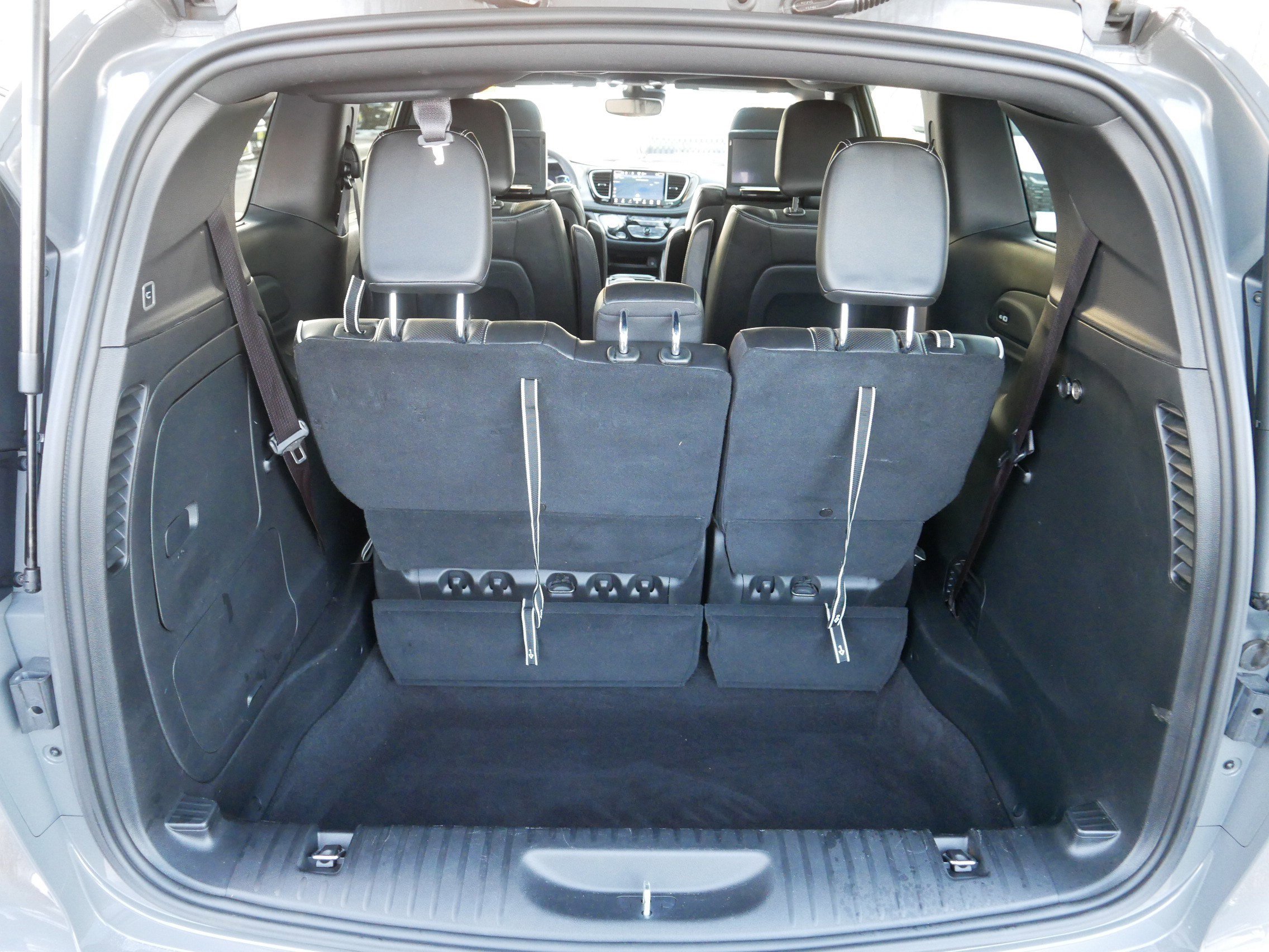 Used 2022 Chrysler Pacifica Limited w/ Uconnect Theater Family Group image 18