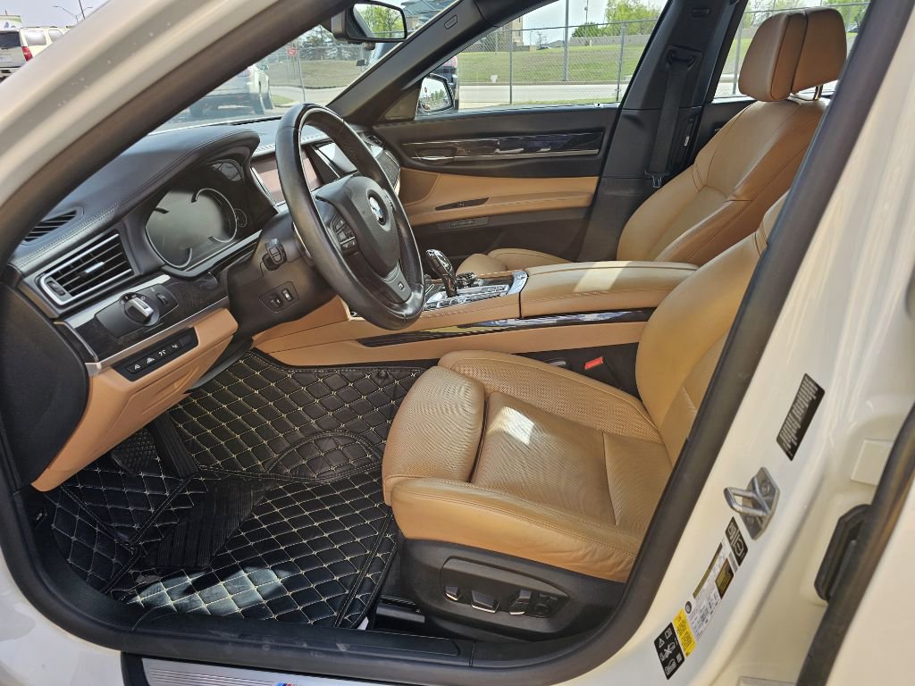 Used 2015 BMW 750Li xDrive image 16