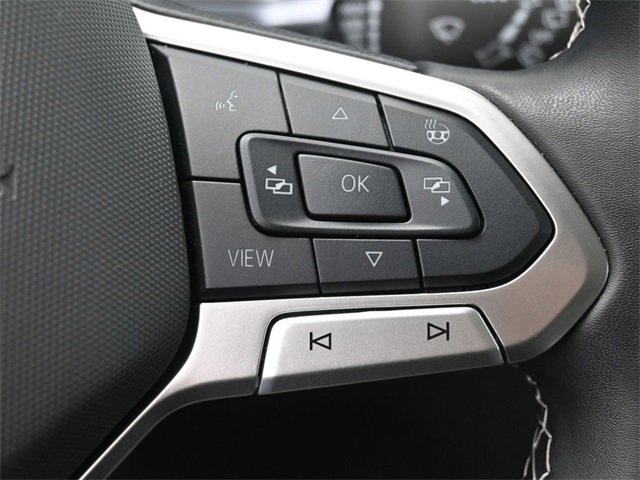 Certified 2025 Volkswagen Taos SE w/ Panoramic Sunroof Package image 18