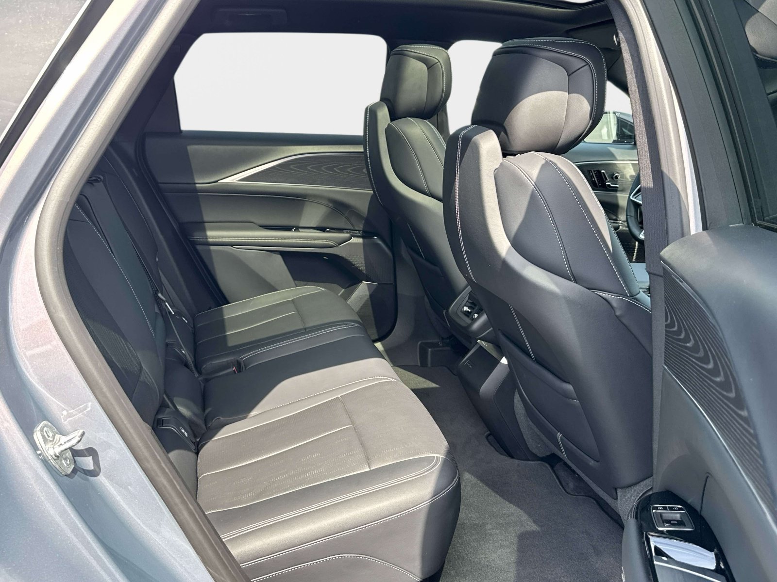 Certified 2024 Cadillac Lyriq Luxury AWD/4WD image 15